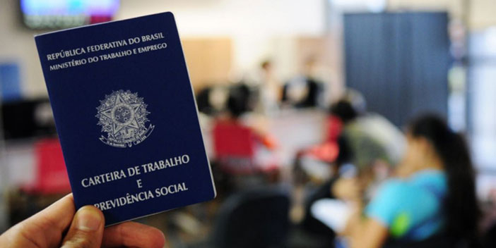 Renda do trabalho diminui desde 2017 e salário não chega a dois mínimos em metade dos empregos