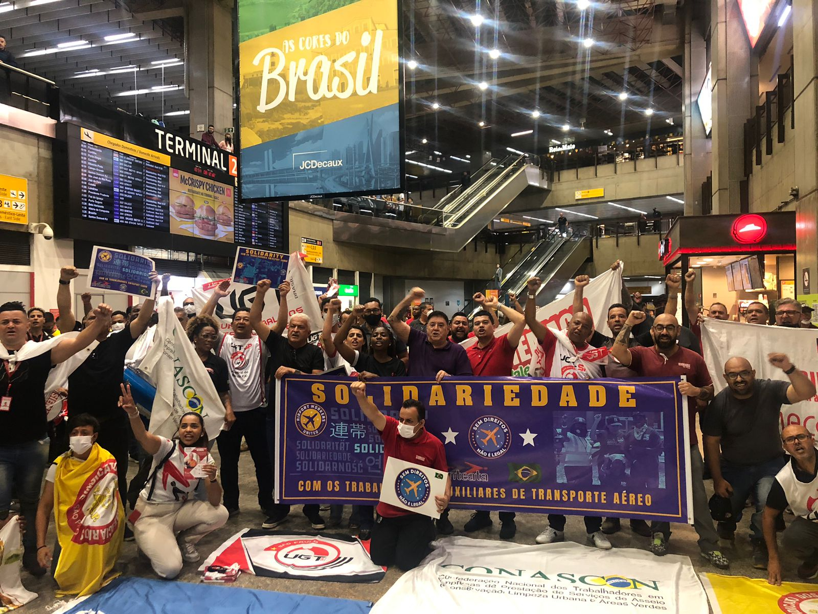 Em defesa dos trabalhadores auxiliares do transporte aéreo UGT participa de manifestação em GRU