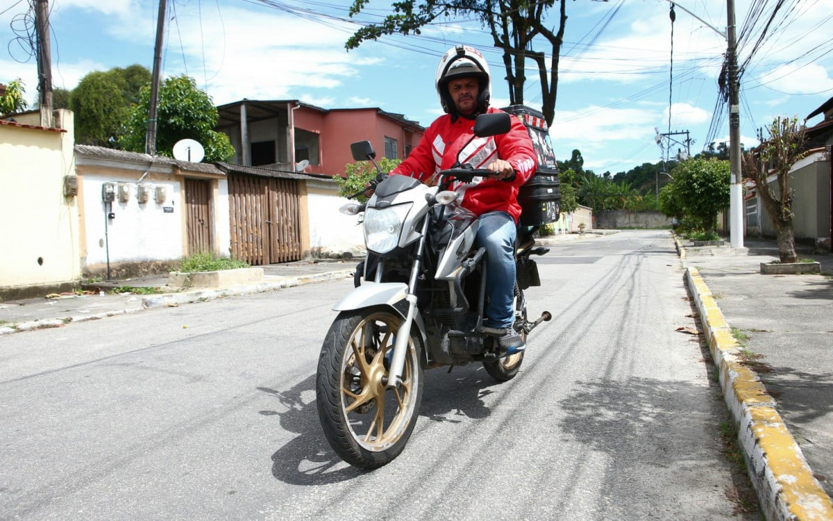 Velozes, sem dinheiro e sem vínculo: a dura rotina de motoboys de aplicativo