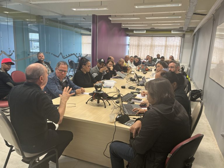 Centrais sindicais e trabalhadores em apps debatem pauta de reinvindicações