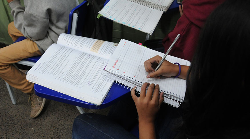 Em 2022, analfabetismo cai, mas continua mais alto entre idosos, pretos e pardos e no Nordeste