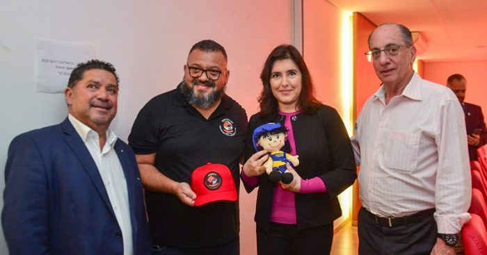 PRESIDENTE DIVIZA PRESENTEIA MINISTRA SIMONE TEBET EM RECONHECIMENTO À LUTA EM DEFESA DOS CORREIOS