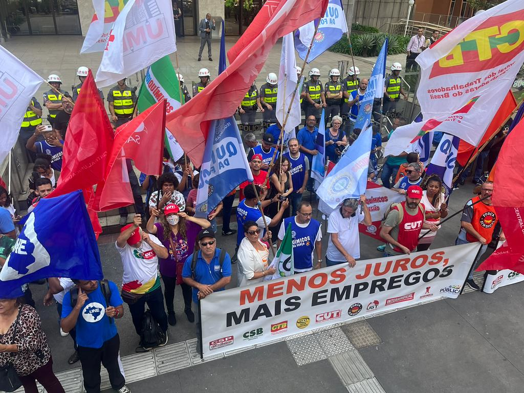 Sociedade exige nas ruas e nas redes sociais a redução da Selic