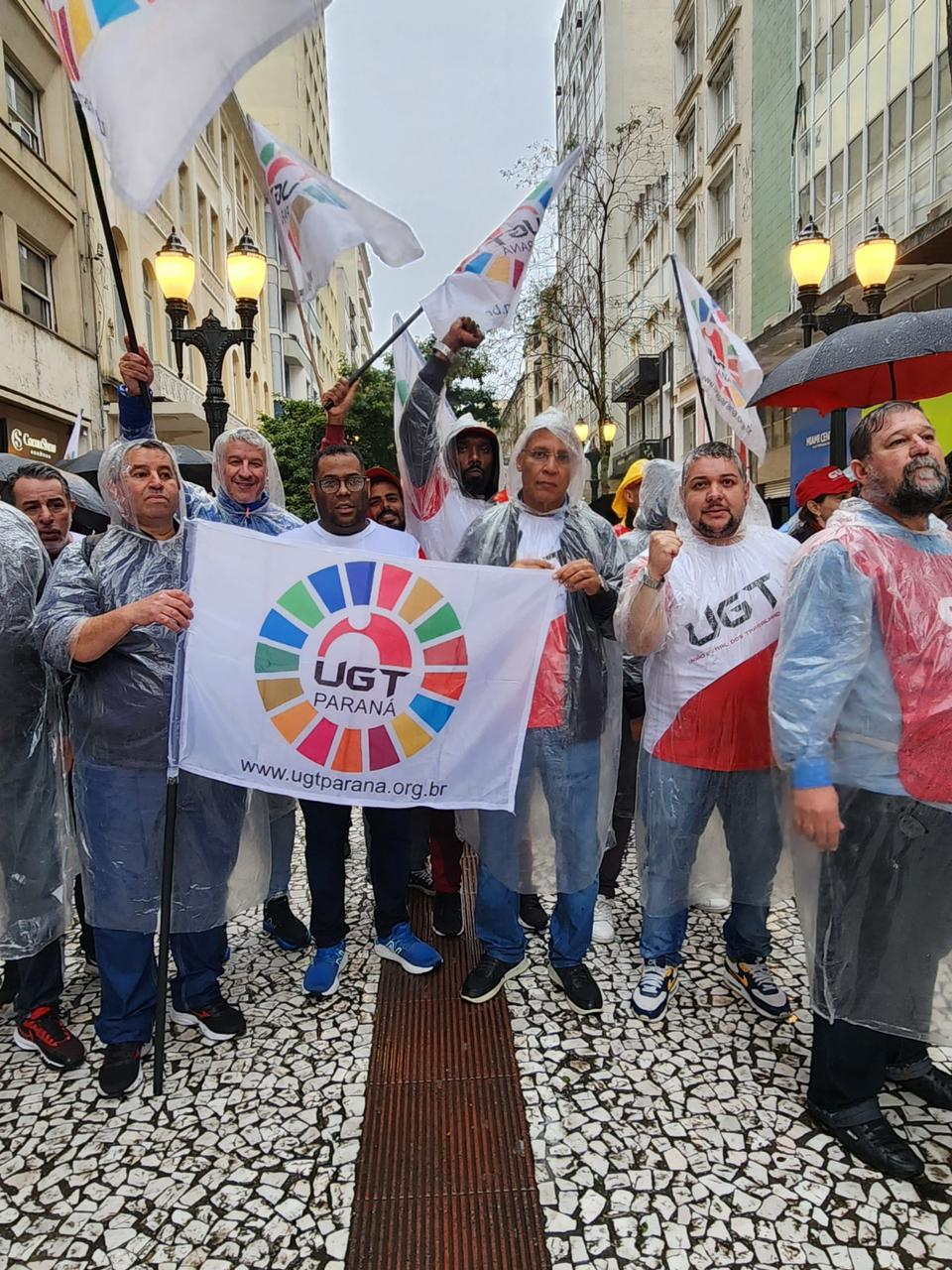 UGT-PARANÁ participa de protesto contra alta taxa de juros do Banco Central
