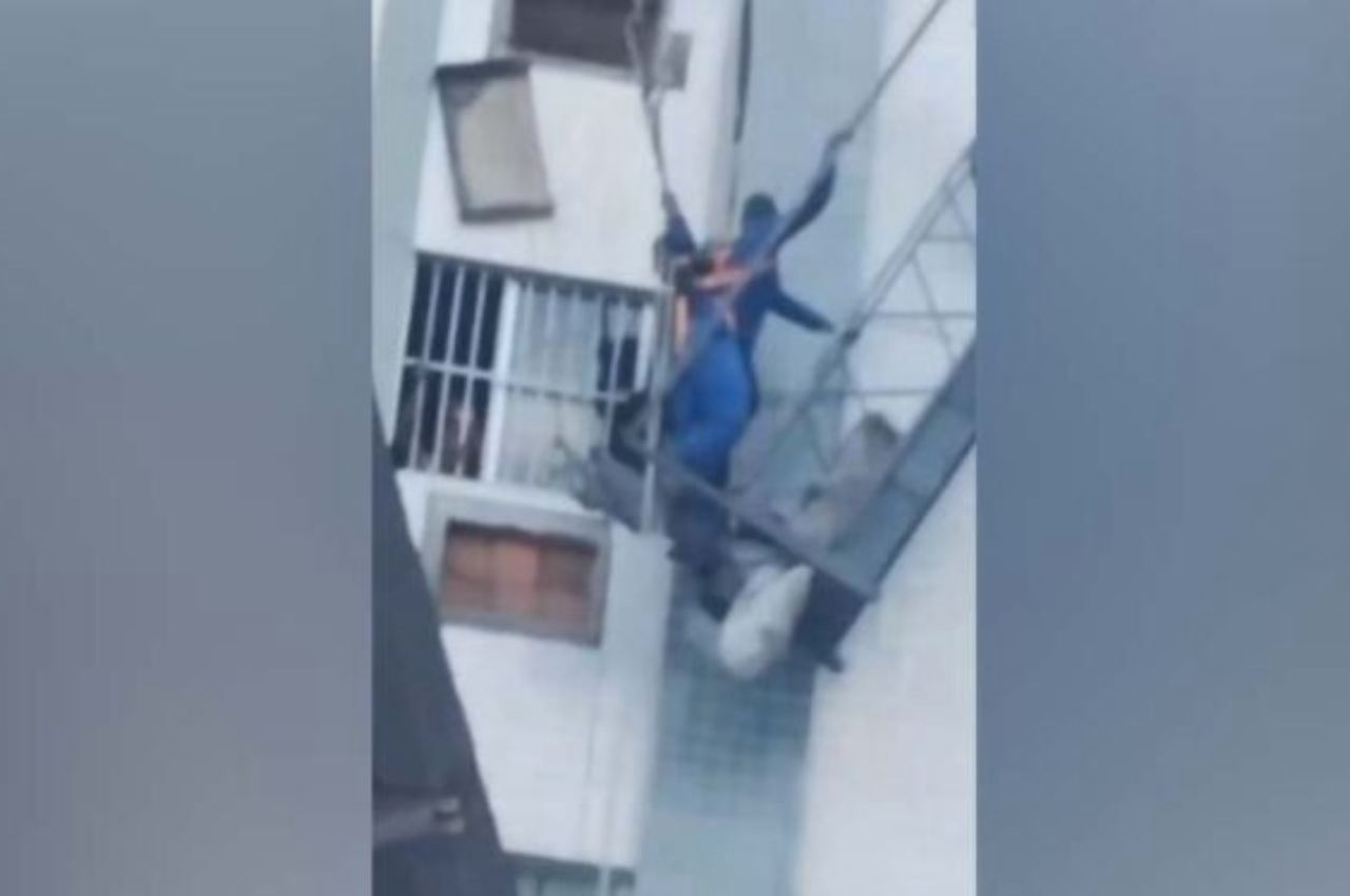 Acidente de trabalho: trabalhadores ficam pendurados em prédio no Recife