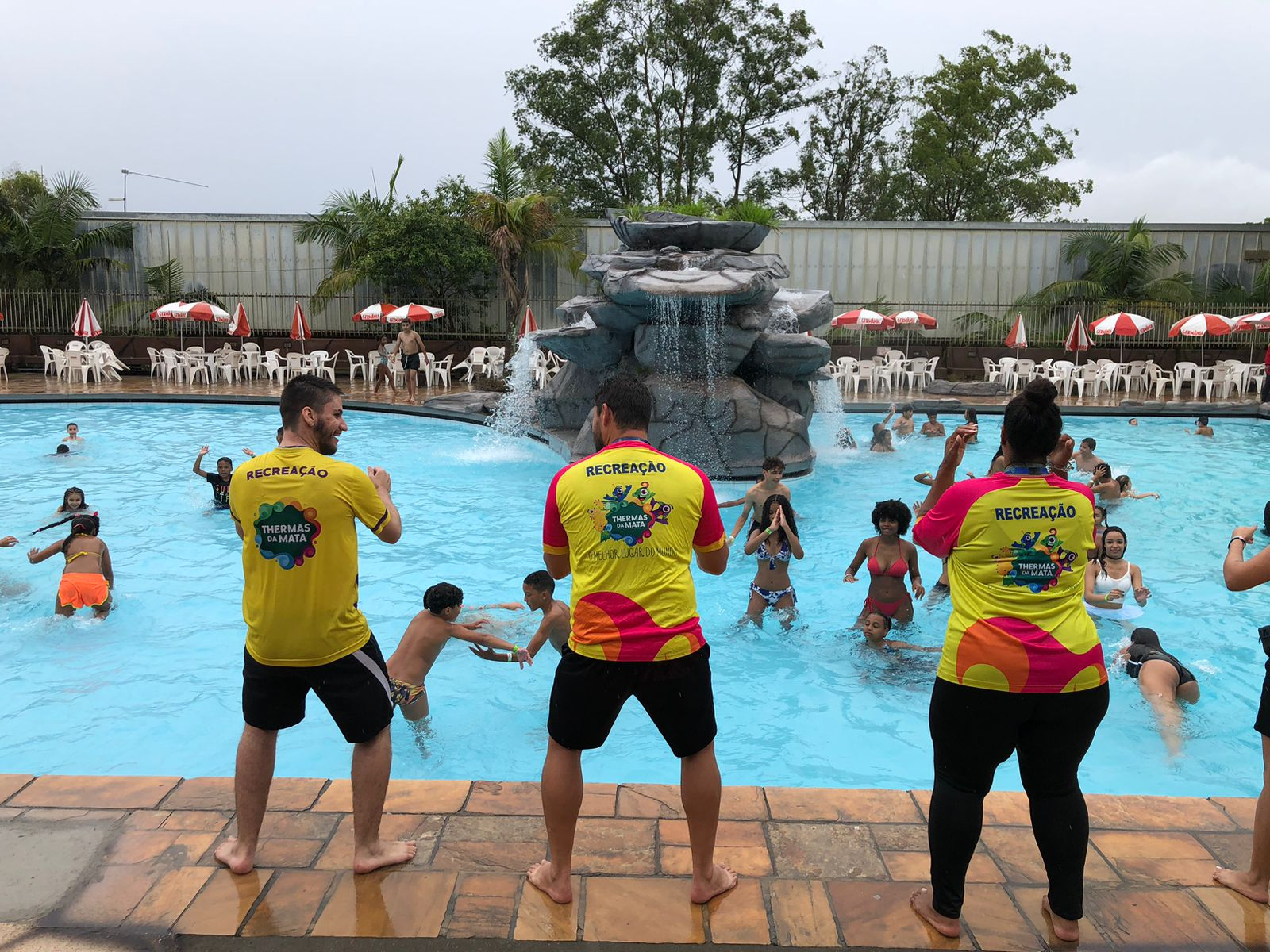 Crianças atendidas pelas Ponte Brasilitália passam o dia no Parque Aquático do SECSP