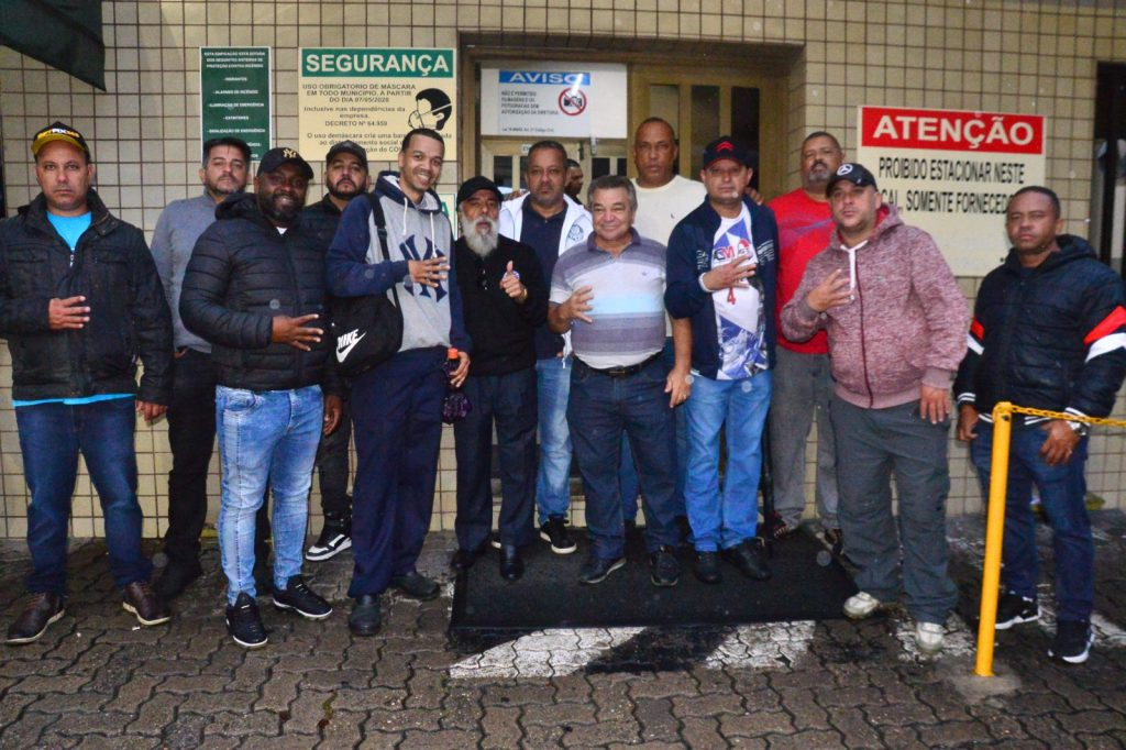 Edivaldo inicia semana de visitas na garagem Via Sul Cursino