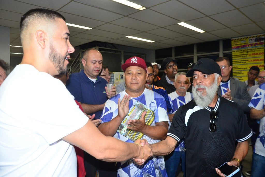 Presidente Edivaldo é saudado pelos trabalhadores da Pinedo