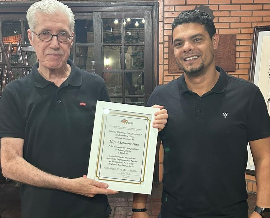 Salaberry recebe título inédito de “Sócio Benemérito do SIAPERGS”, em noite de posse da diretoria