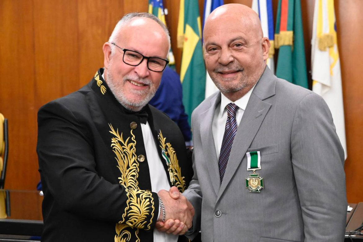 ABRASCI homenageia Roberto Santiago com a “Medalha Heróis da Saúde” em cerimônia solene