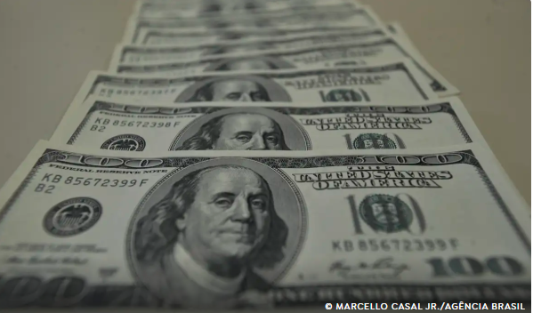 Dólar sobe para R$ 5,75 com receio sobre inflação