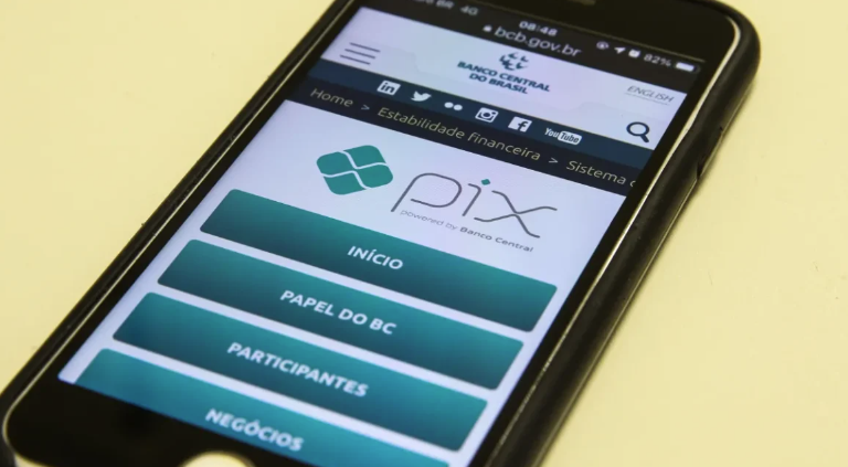 Bancos terão de excluir chave Pix de pessoas em situação irregular na Receita; veja o que muda