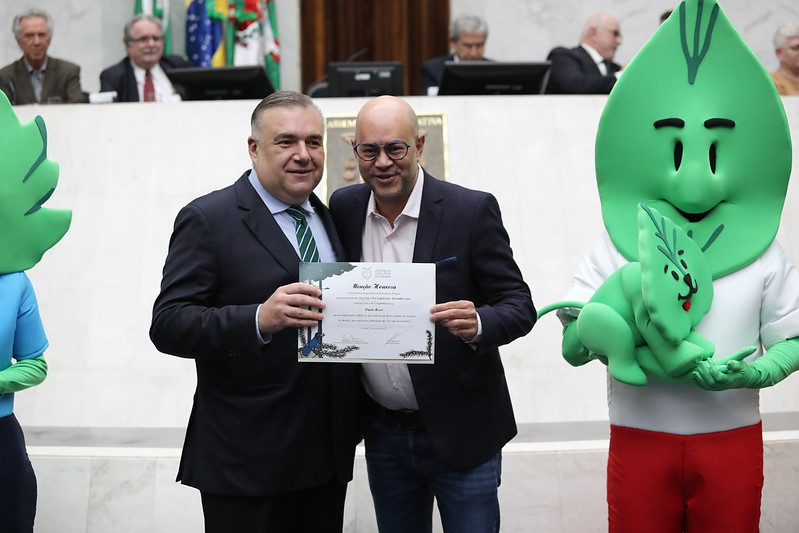 PRESIDENTE DO SINEEPRES E DA FENASCON É HOMENAGEADO EM SESSÃO SOLENE AO ANIVERSÁRIO DE CURITIBA