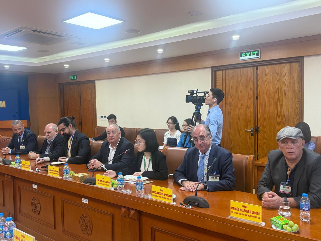 Presidente da UGT participa de reunião sobre venda de aviões da Embraer ao Vietnã