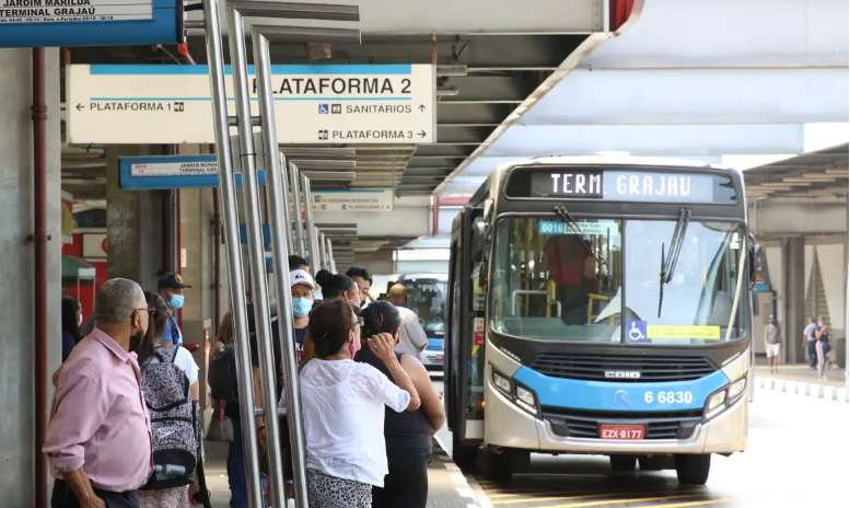 Setor de serviços recua 0,2% em janeiro, influenciado por transportes