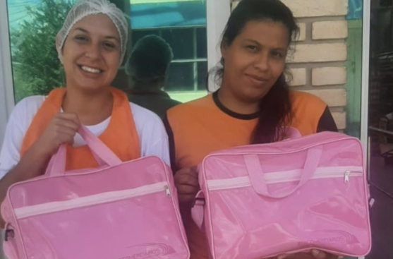 Sincomerciários de Itapetininga entrega kits bebê para duas associadas
