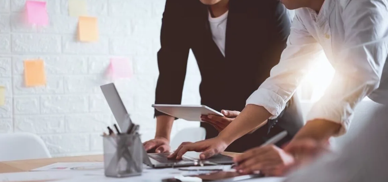 Trabalho híbrido ou presencial: qual regime é o mais adotado no Brasil? Veja resultados de pesquisa