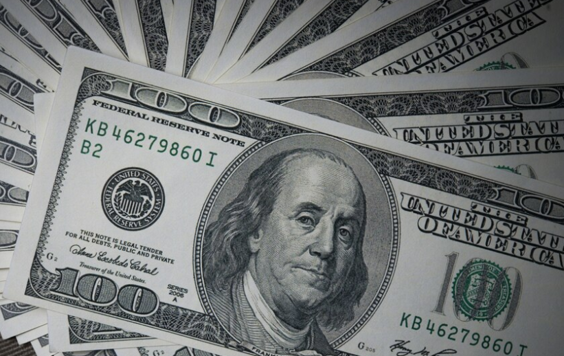 Dólar desaba após tarifas de Trump e atinge menor valor em seis meses