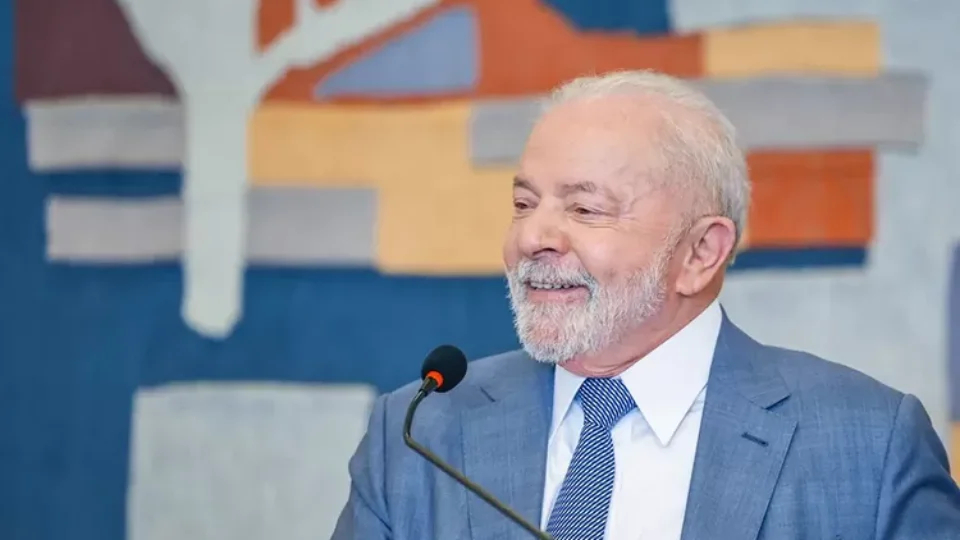 Lula assina decreto que antecipa 13º salário dos aposentados para abril e maio