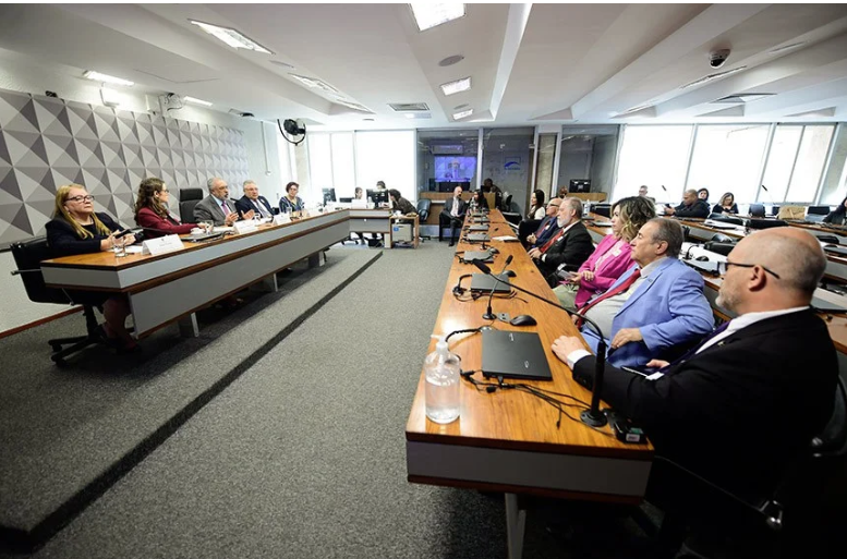 Debatedores defendem redução da jornada de trabalho sem corte de salário