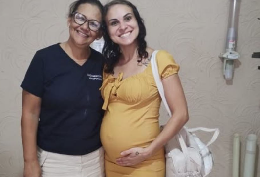 Sindicato de Votuporanga entrega kit bebê para nova mamãe comerciária