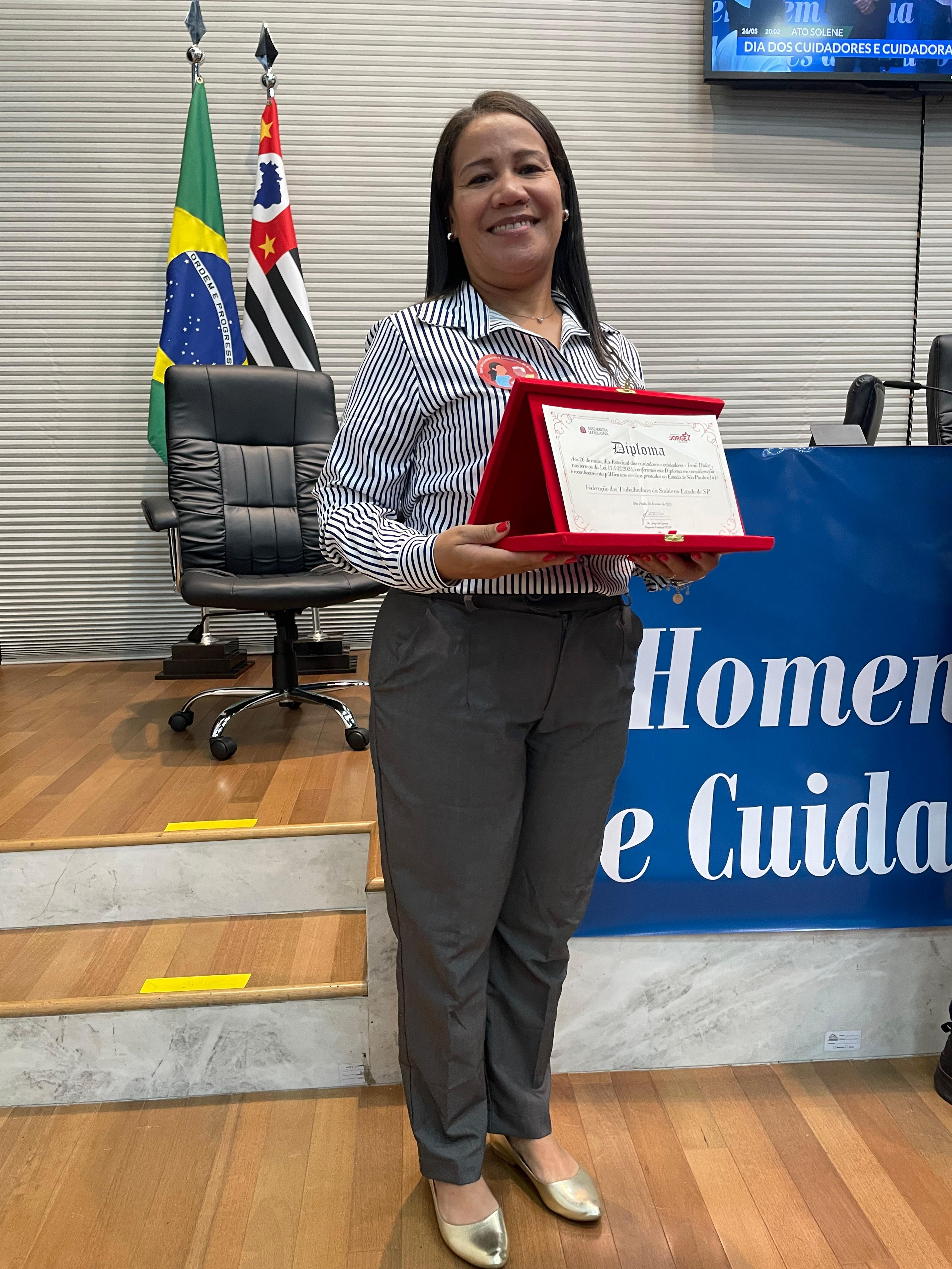 Sinsaúde e Federação participam de homenagem e debate sobre profissão de cuidador