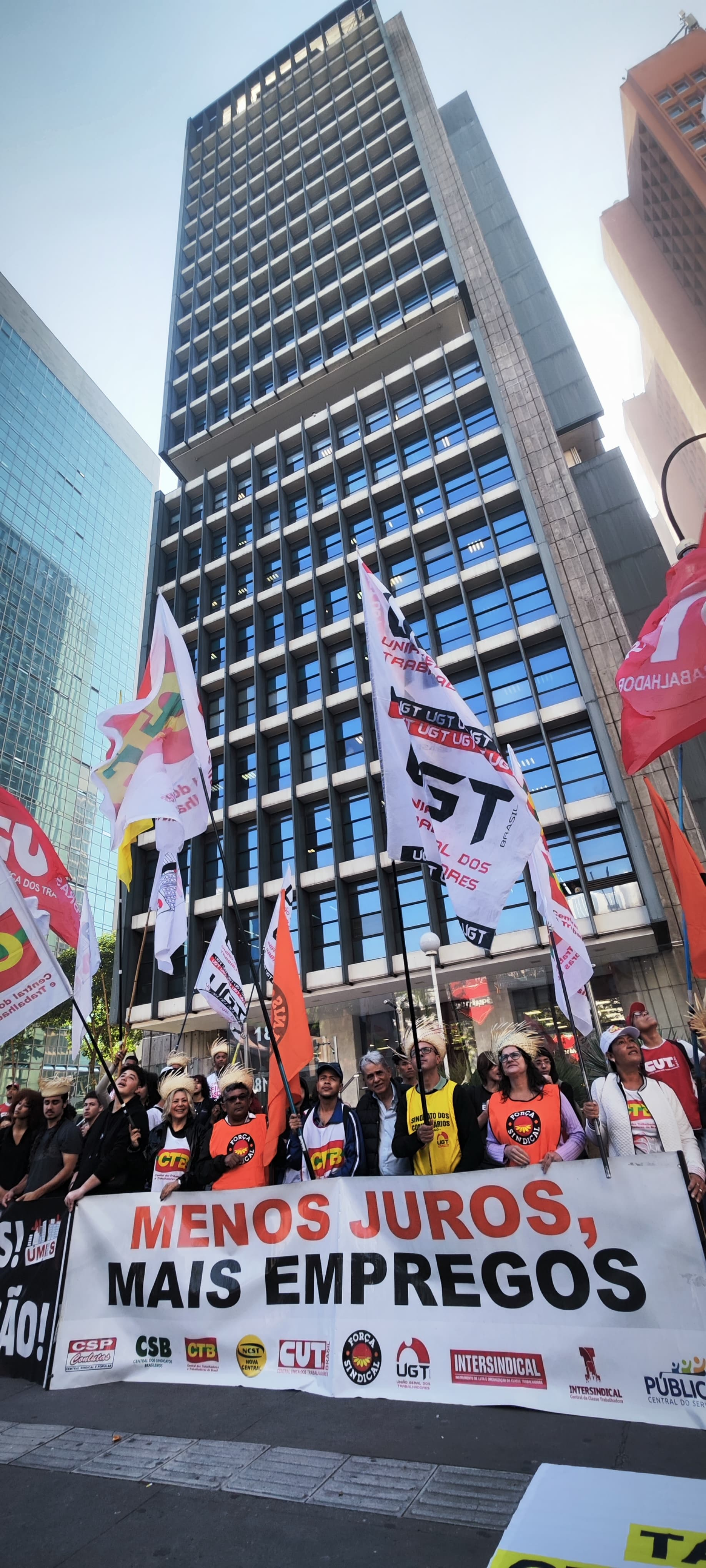 Arraia dos juros agita Avenida Paulista