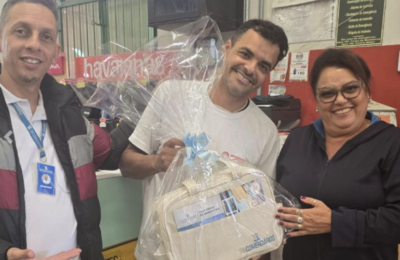 Comerciário de Louveira ganha kit bebê durante ação do Sindicato de Jundiaí na base