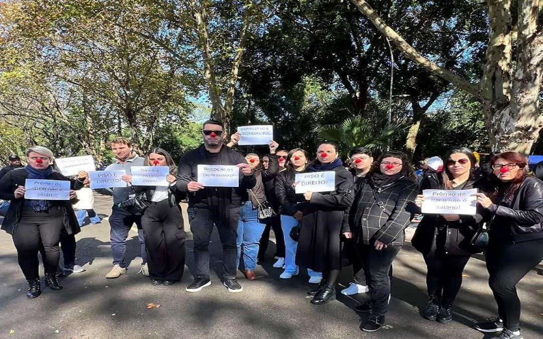 Profissionais da Educação se mobilizam em Foz do Iguaçu: Carta ao ministro e protesto silencioso marcam participação do Sinprefi no aniversário da cidade