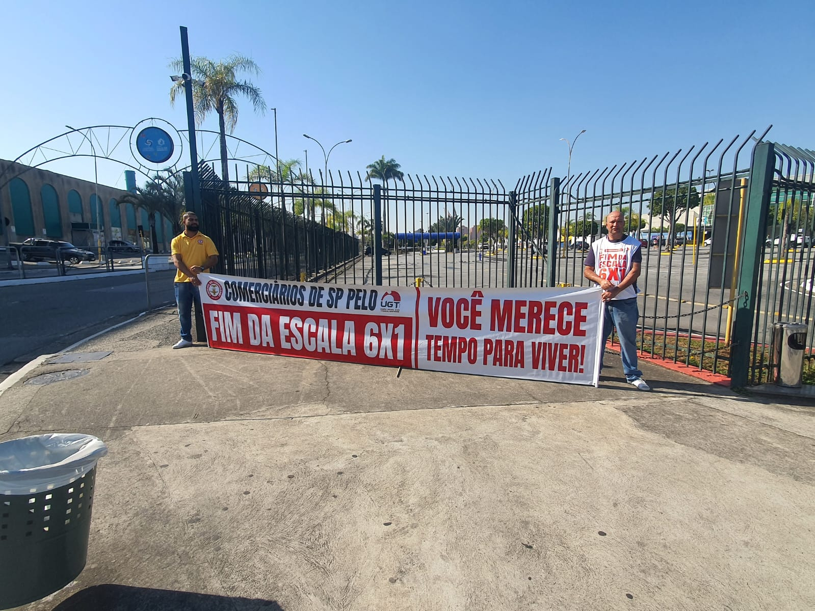 Comerciários realizam ato em frente ao Shopping Interlagos em defesa do Plebiscito Popular 2025