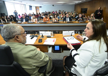 Mulheres frentistas enfrentam riscos e violação de direitos, dizem debatedores