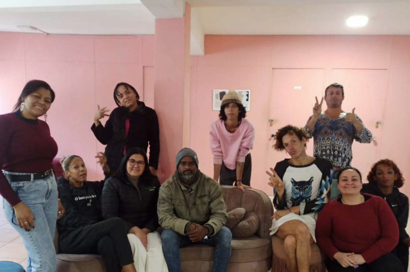 SIEMACO-SP doa dezenas de peças de roupas de frio à Casa Florescer 2 em ação da campanha do agasalho