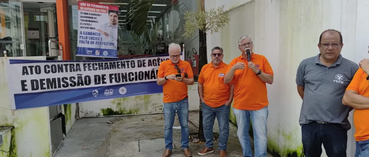 Trabalhadores bancários, clientes e representantes da sociedade civil realizam ato em frente à agência do Itaú