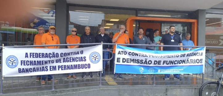 FEEB ALPERN participou de um ato público em frente à agência do Itaú, em Caruaru