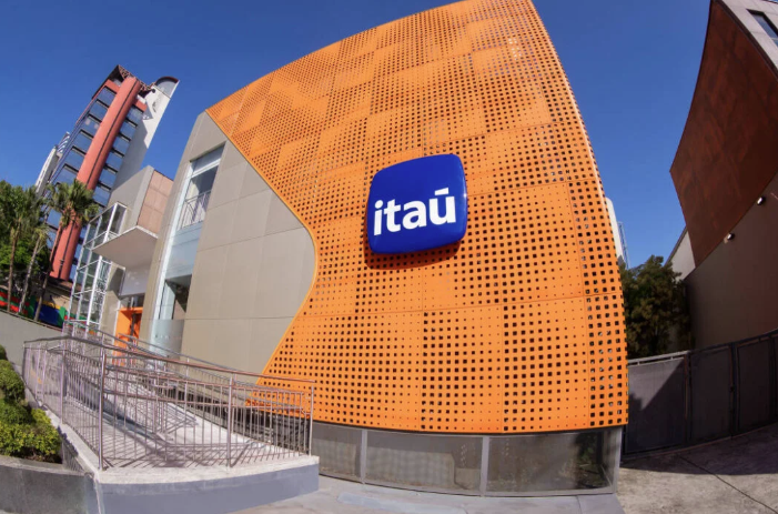 Itaú monitora cliques de funcionários e demite cerca de mil por produtividade no home office