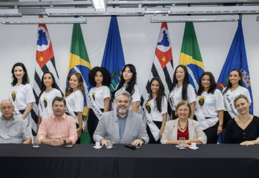Regina Pessoti visita a Prefeitura de Ribeirão Preto ao lado de candidatas do de Miss Comerciária 2025