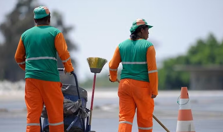 TST condena empresa a indenizar gari por falta de banheiro e local para refeições