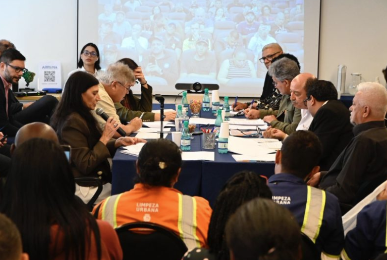 Negociação travada: trabalhadores da Limpeza Urbana enfrentam resistência patronal