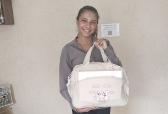 Sindicato de Votuporanga entrega kit bebê para nova mamãe comerciária