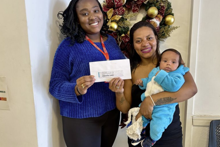 Auxiliar de Limpeza da Sodexo recebe Benefício Natalidade do SIEMACO-SP; mais de 770 cartões foram entregues em 2025