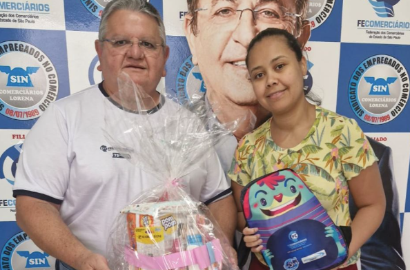 Bianca Cristina recebe Kit Bebê do Sincomerciários de Lorena