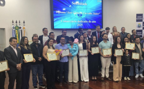 Câmara Municipal de Itapeva homenageia comerciários em sessão solene