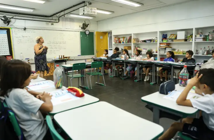 Empresas pagavam, em média, 15,8% mais a homens que a mulheres em 2023