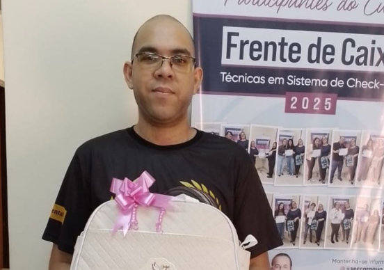 Josias Oliveira Nogueira recebe Kit Maternidade do Sincomerciários de Caraguatatuba