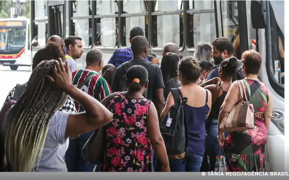 Número dos que procuram emprego há mais de 2 anos cai 17,8%, diz IBGE