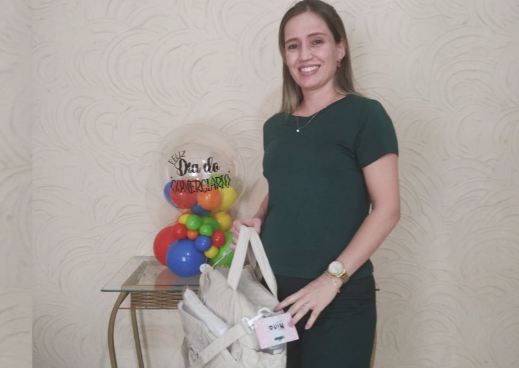 Sindicato de Votuporanga entrega kit bebê para nova mamãe comerciária