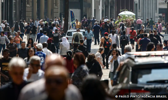 Mais de 8,6 milhões deixam pobreza; Brasil tem melhor nível desde 2012