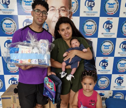 Papai comerciário recebe kit bebê do Sindicato de Lorena