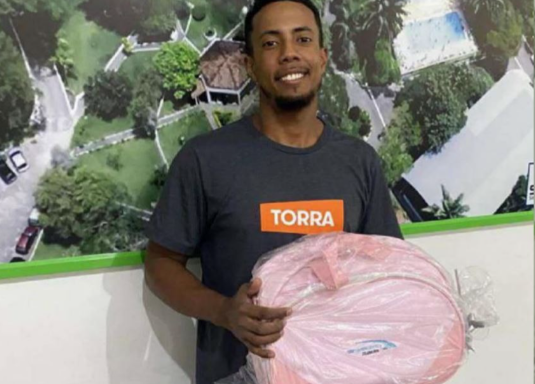 Papai comerciário recebe kit bebê do Sindicato de Guarulhos