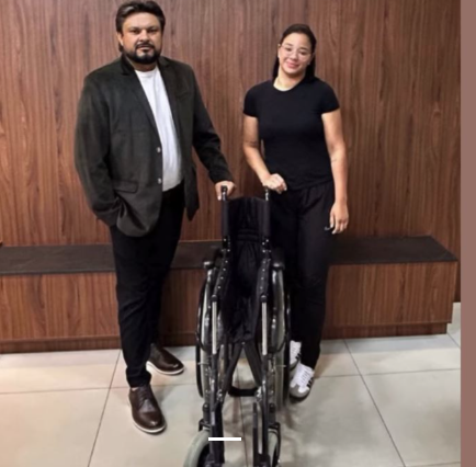 Sincomerciários de Cotia empresta cadeira de rodas a associada